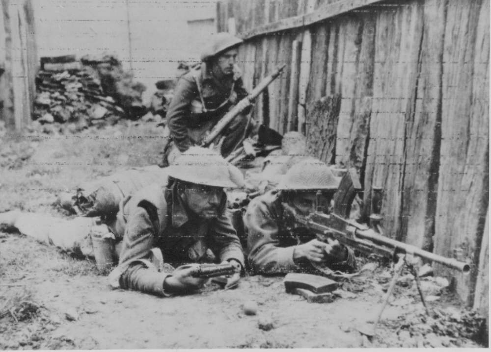 CANADIAN BREN GUN TEAM