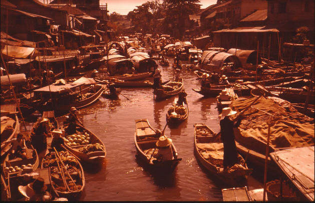 FLOATING MARKET